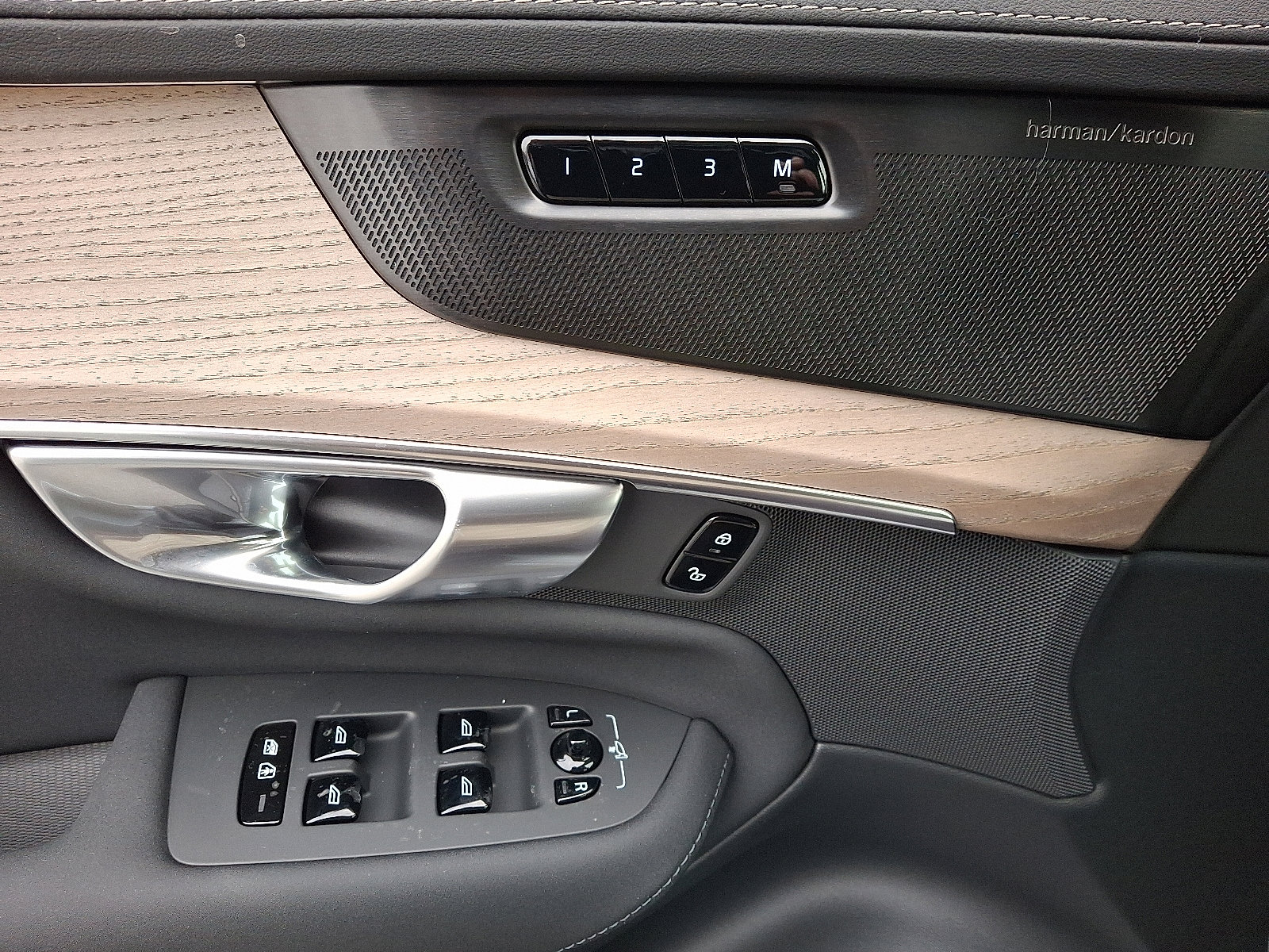 New 2026 Volvo XC90 T8 Plus w/ Protection Package Premier image 7