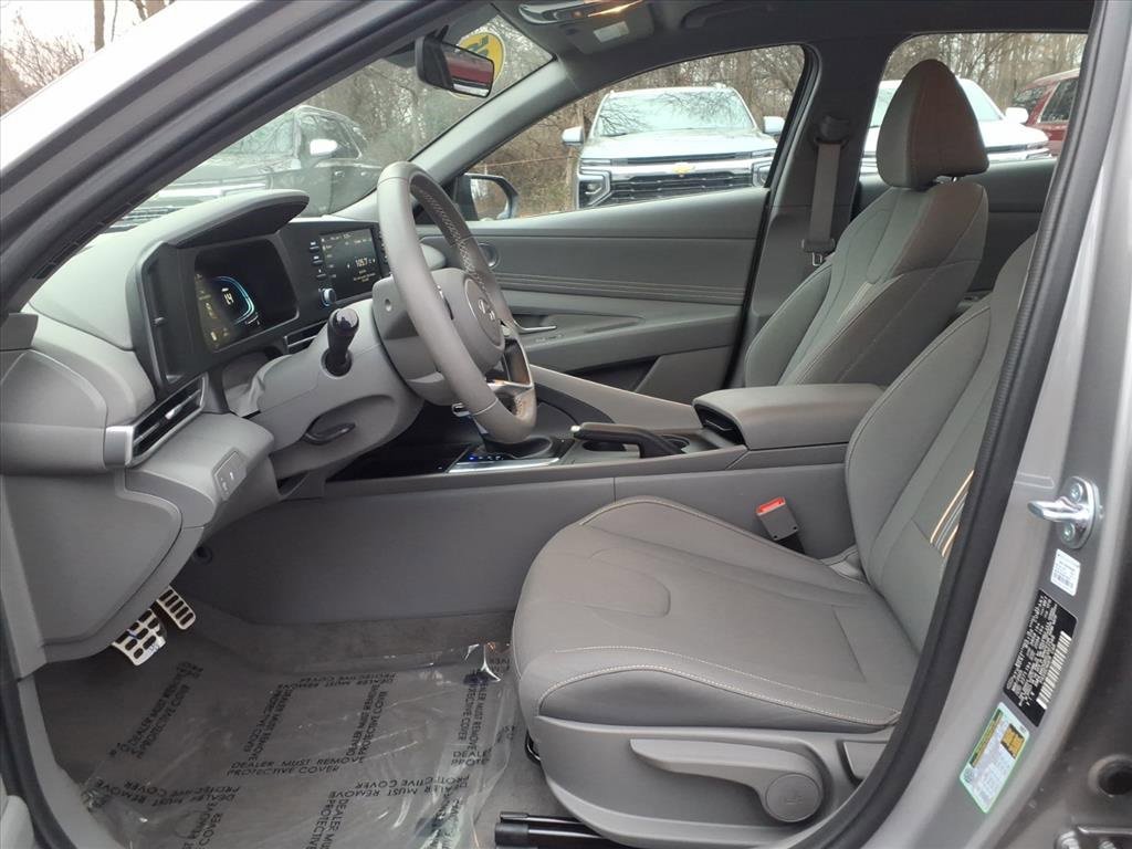Used 2025 Hyundai Elantra Sport image 12