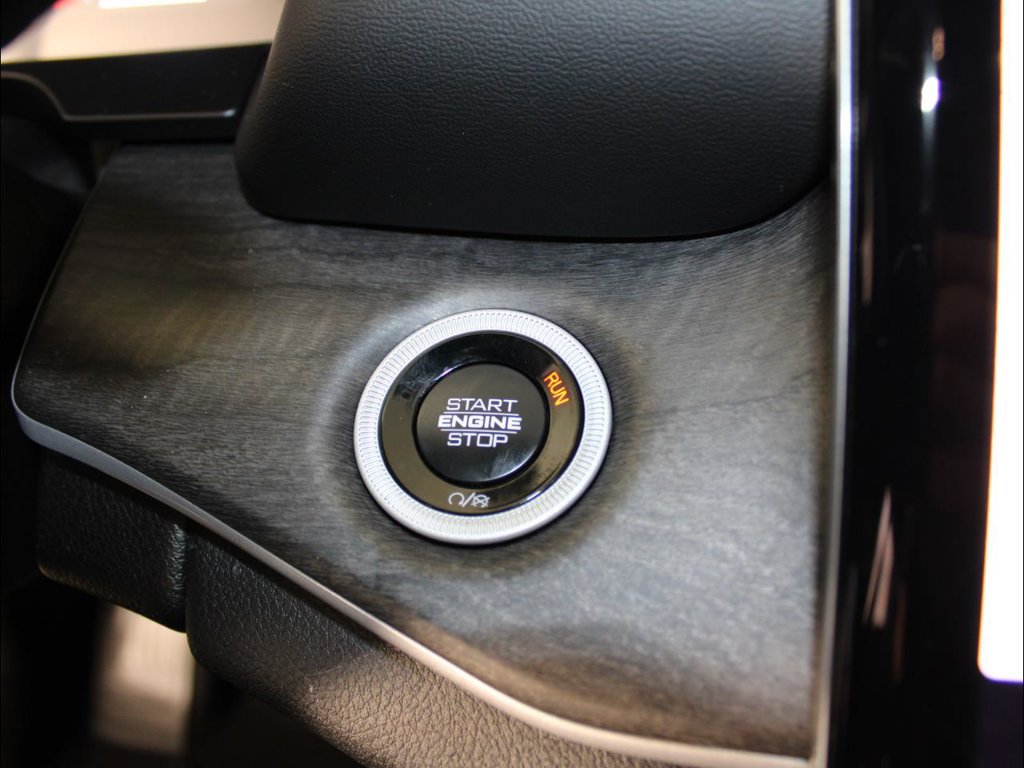 New 2025 Jeep Grand Cherokee Limited w/ Luxury Tech Group II RWD image 21