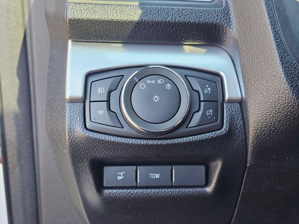 Used 2017 Ford Explorer XLT w/ Equipment Group 202A AWD/4WD image 33