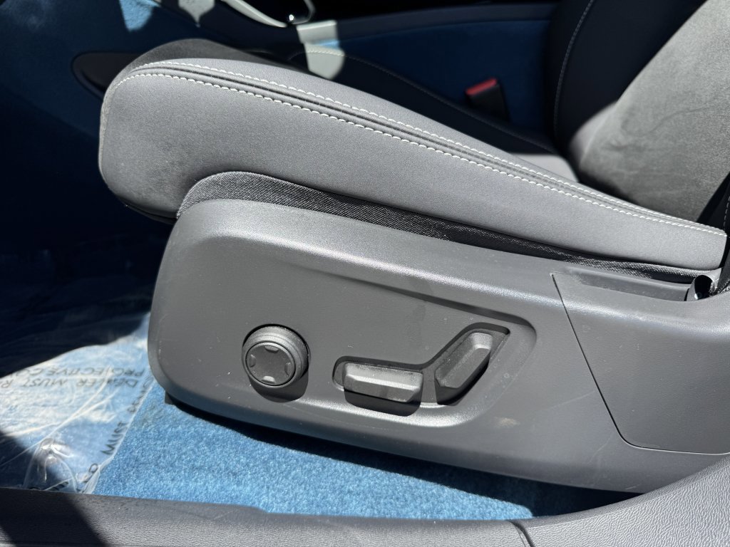 Used 2023 Volvo C40 P8 Recharge Ultimate image 32