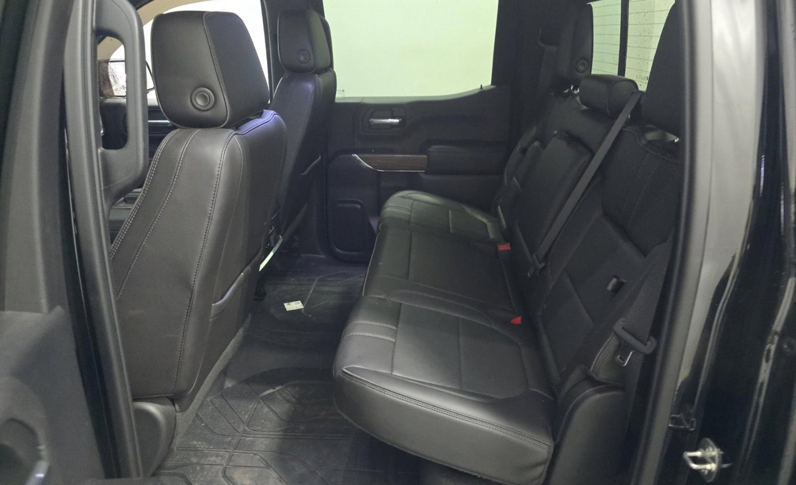 Used 2019 Chevrolet Silverado 1500 High Country w/ Technology Package AWD/4WD image 13