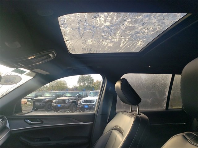 New 2025 Jeep Grand Cherokee Limited w/ Black Appearance Package image 31