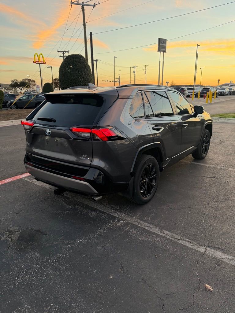 Used 2022 Toyota RAV4 SE image 4