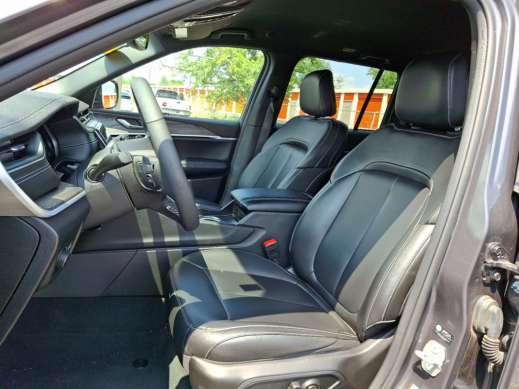 Used 2024 Jeep Grand Cherokee Limited image 24