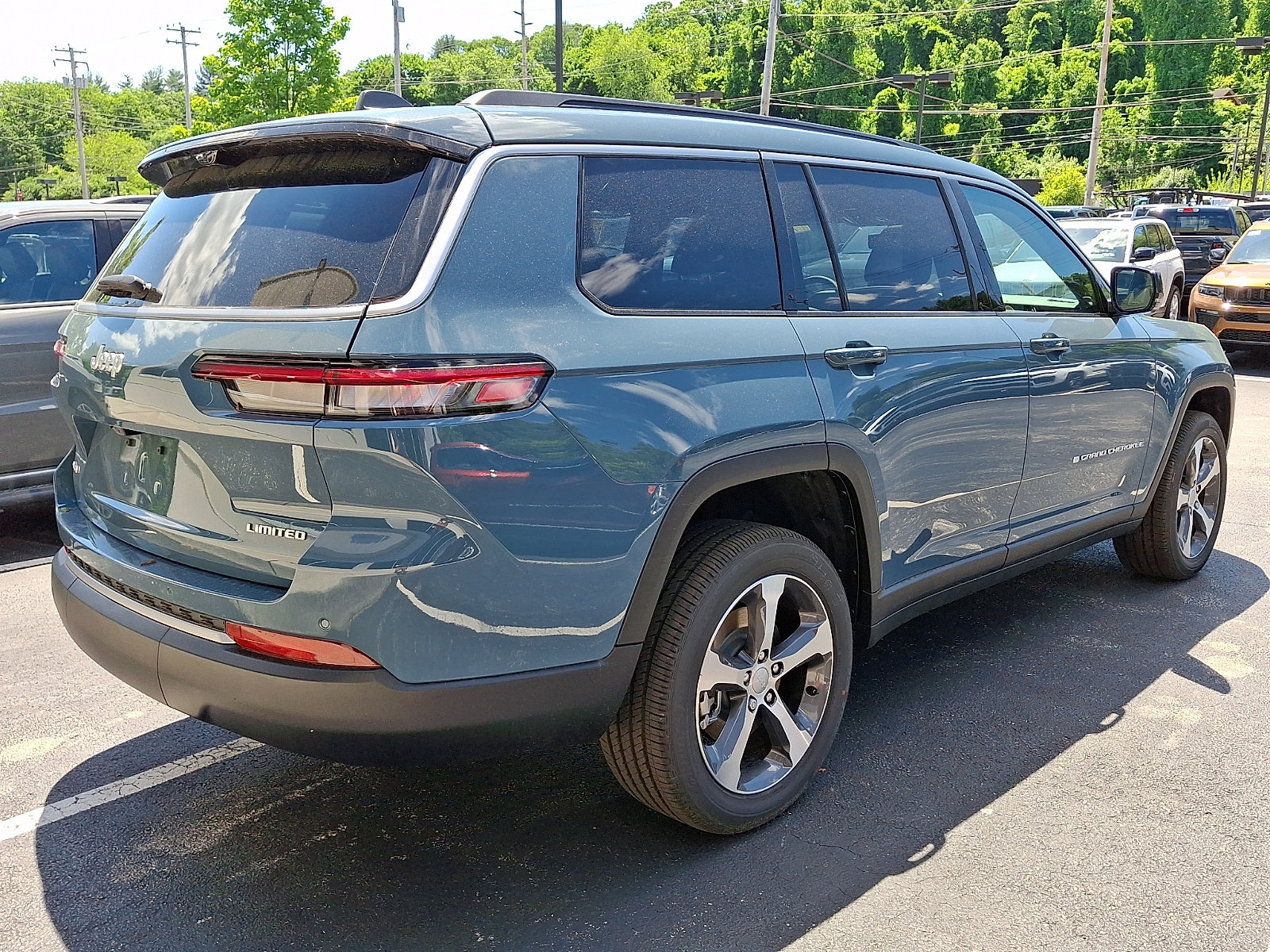 New 2026 Jeep Grand Cherokee L Limited w/ Luxury Tech Group II AWD/4WD image 3