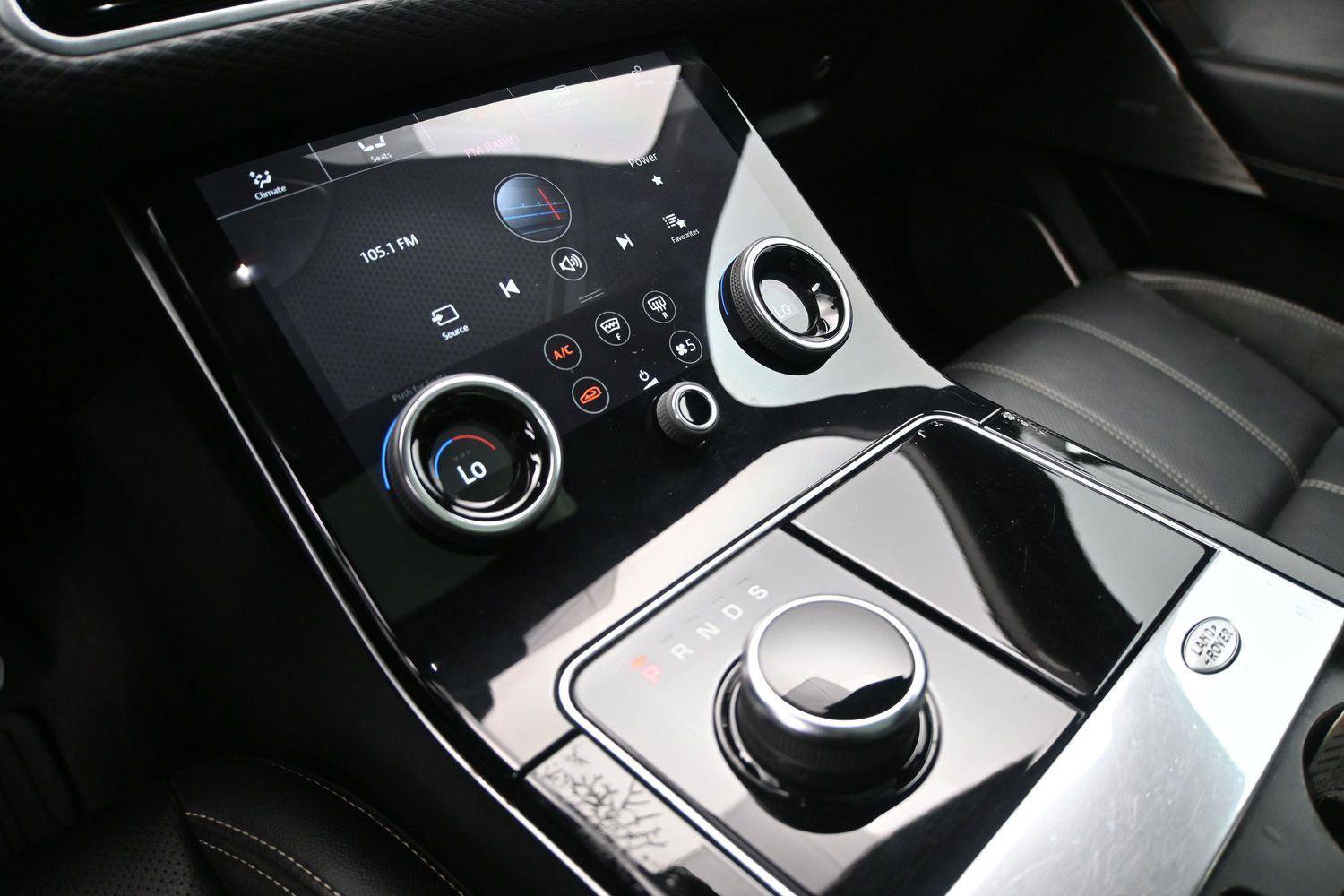 Used 2019 Land Rover Range Rover Velar R-Dynamic SE AWD/4WD image 4