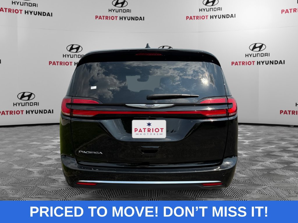 Used 2025 Chrysler Pacifica Select FWD image 4