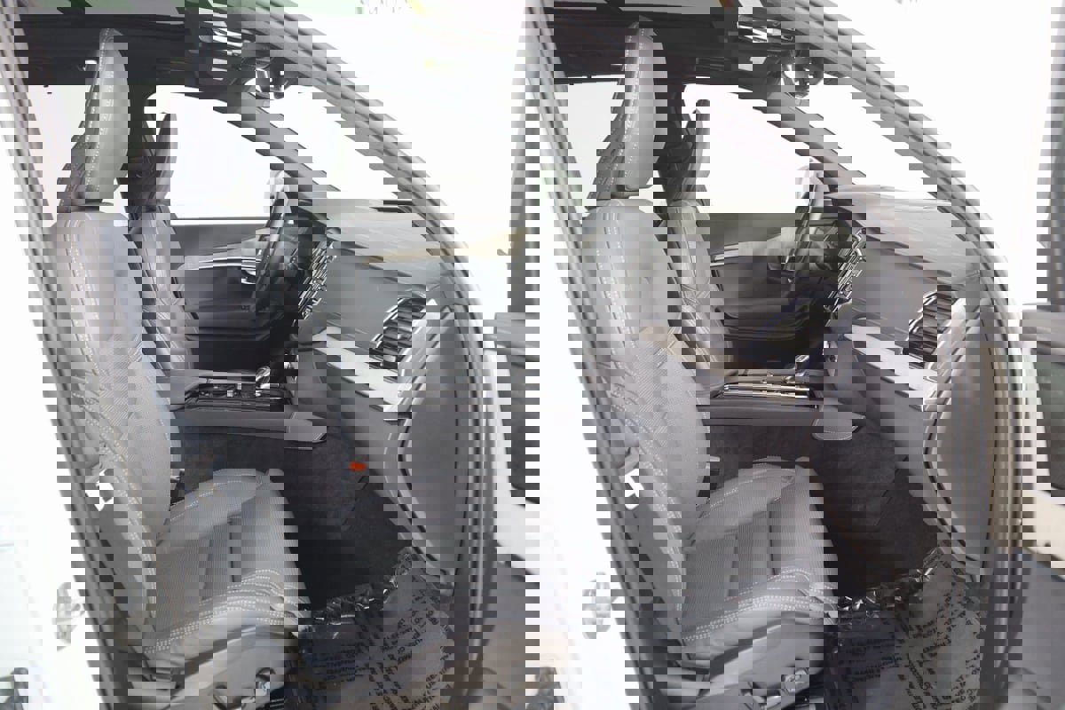 Used 2024 Volvo XC90 T8 Ultimate w/ Protection Package Premier image 13