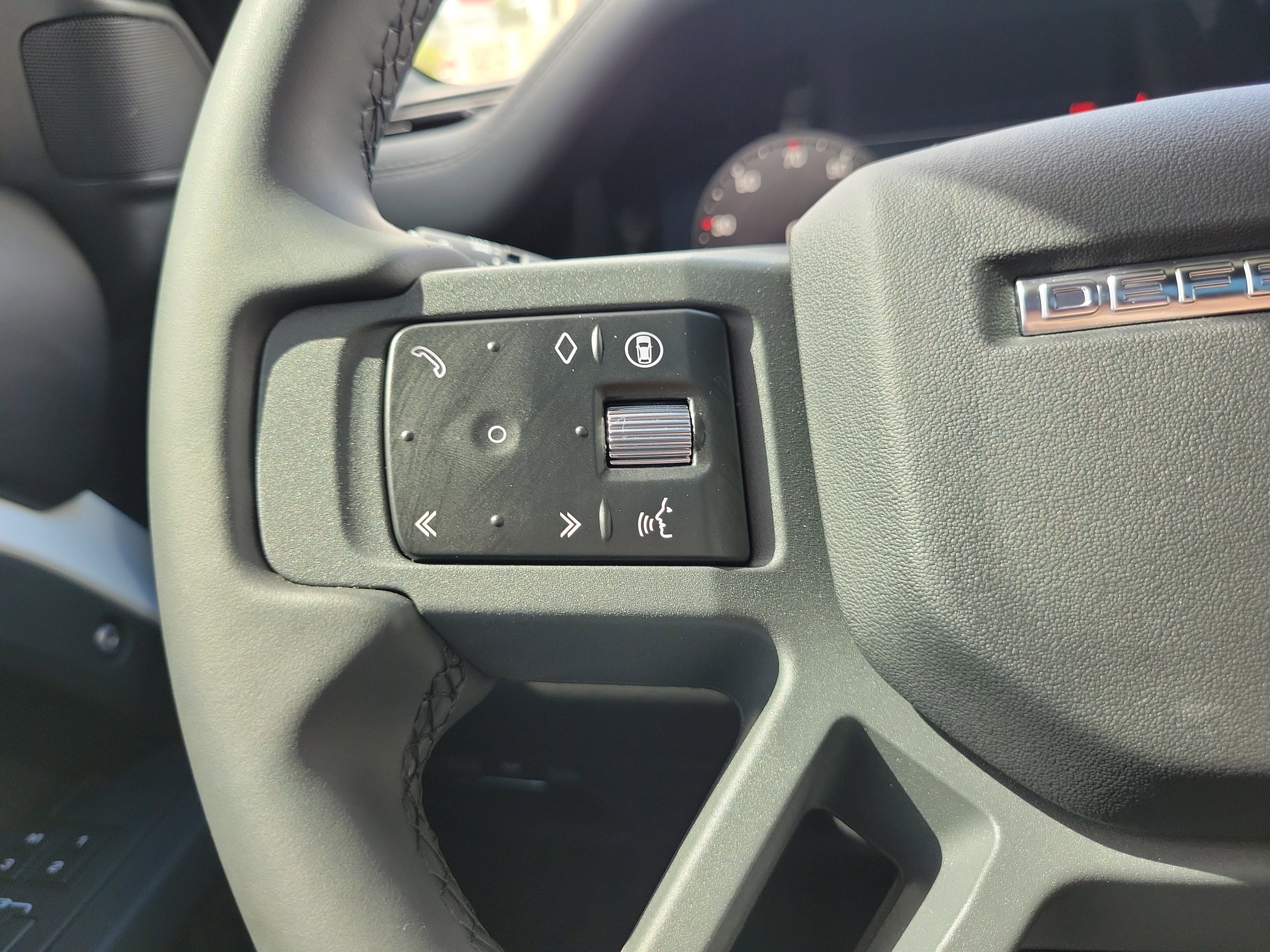 Used 2025 Land Rover Defender 110 S image 21