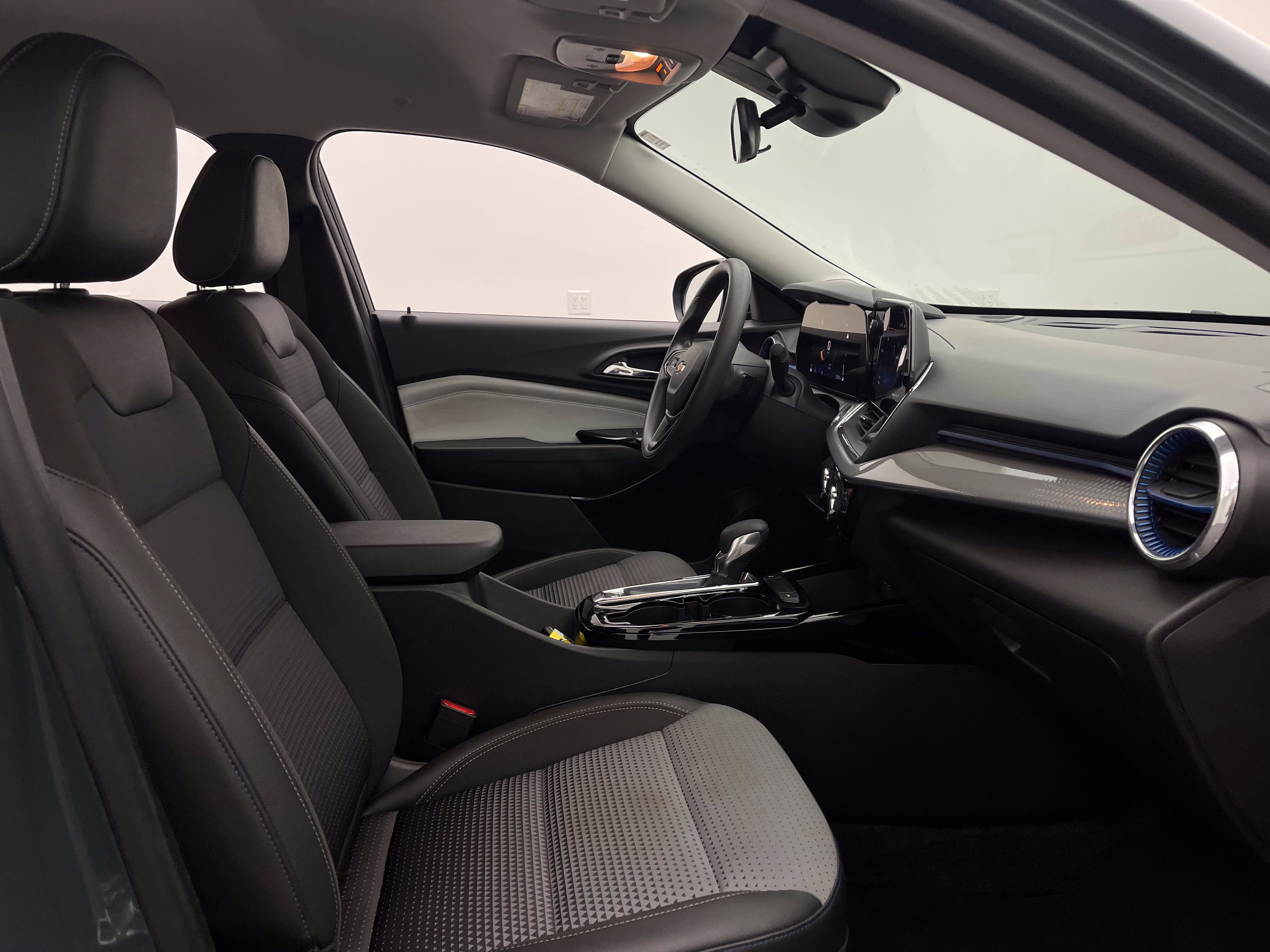 Used 2025 Chevrolet Trax LT FWD image 30