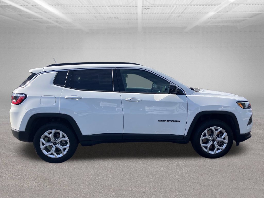 Used 2025 Jeep Compass Latitude AWD/4WD image 7