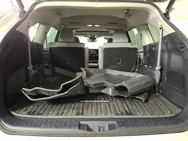 Used 2021 Toyota Highlander XLE AWD/4WD image 29