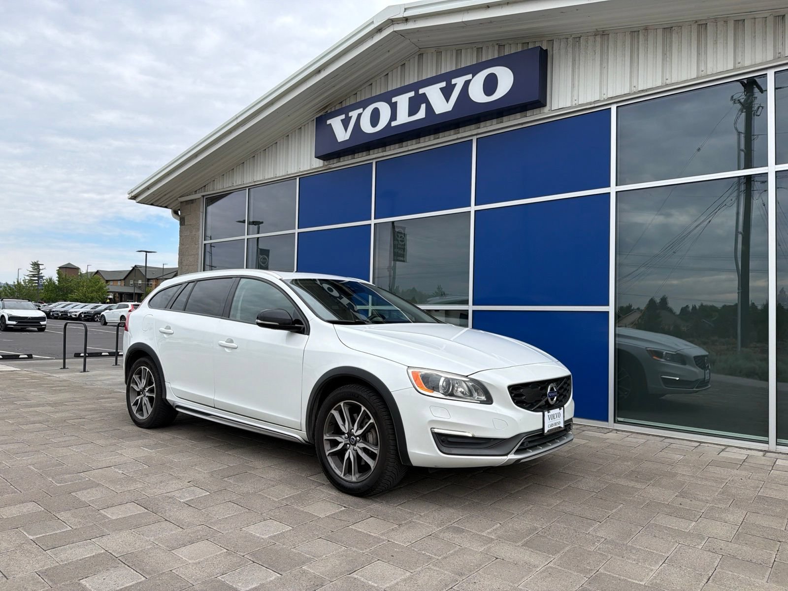 Used 2015 Volvo V60 T5 Cross Country Platinum w/ Climate Package AWD/4WD image 1