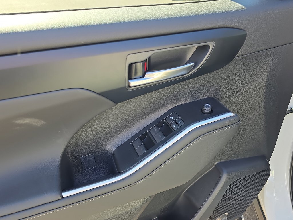 New 2025 Toyota Highlander XLE image 13