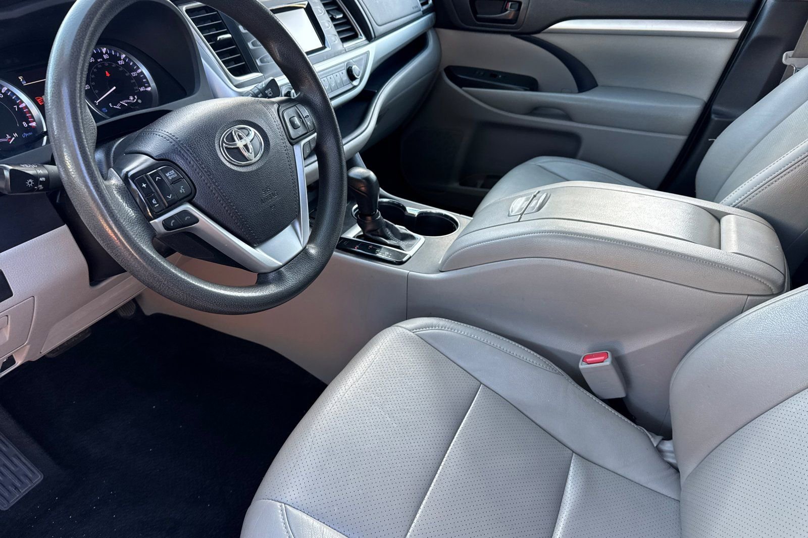 Used 2019 Toyota Highlander LE w/ Carpet Mat Package (TMS) image 13