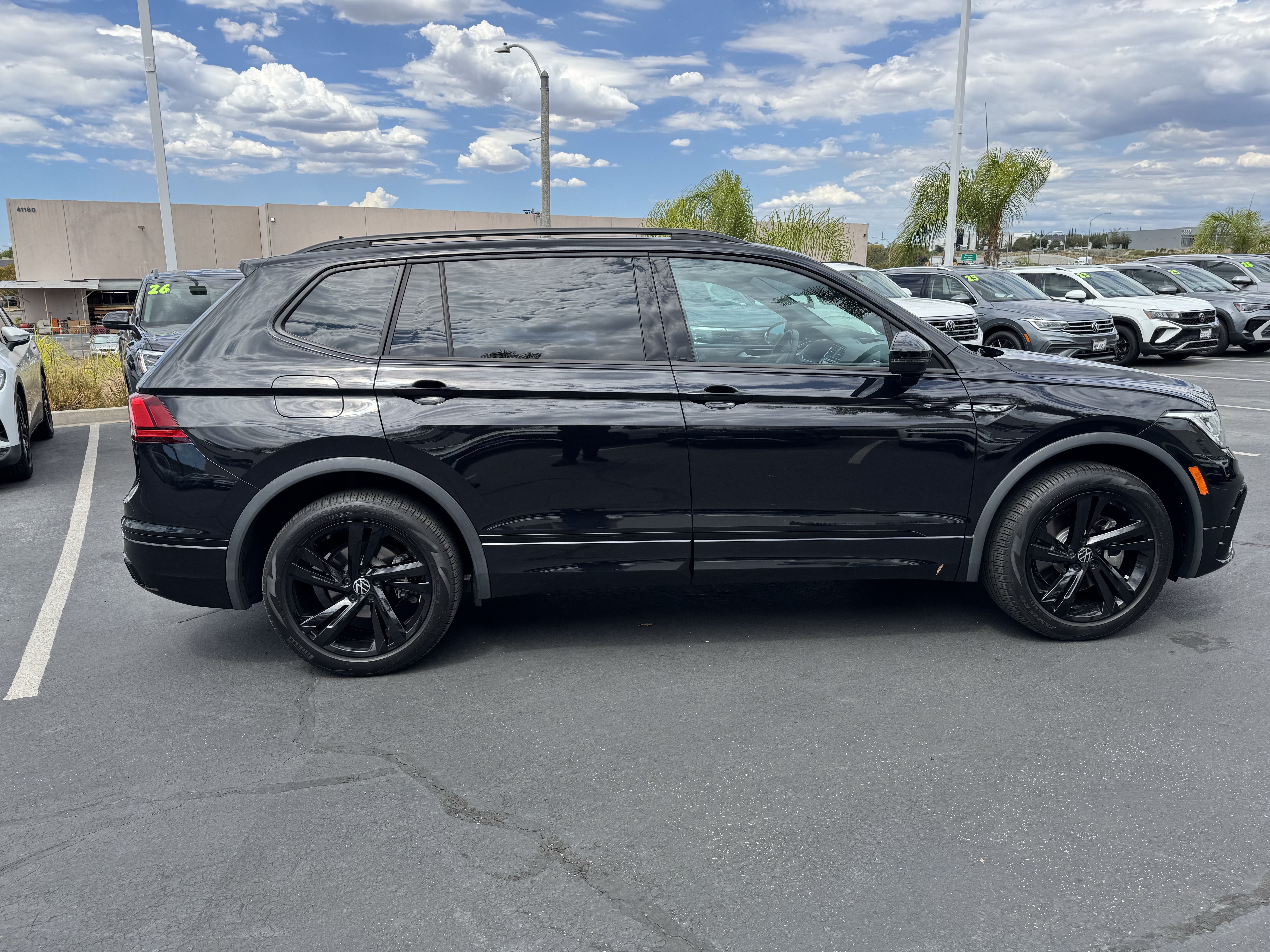 Used 2023 Volkswagen Tiguan SE R-Line FWD image 10