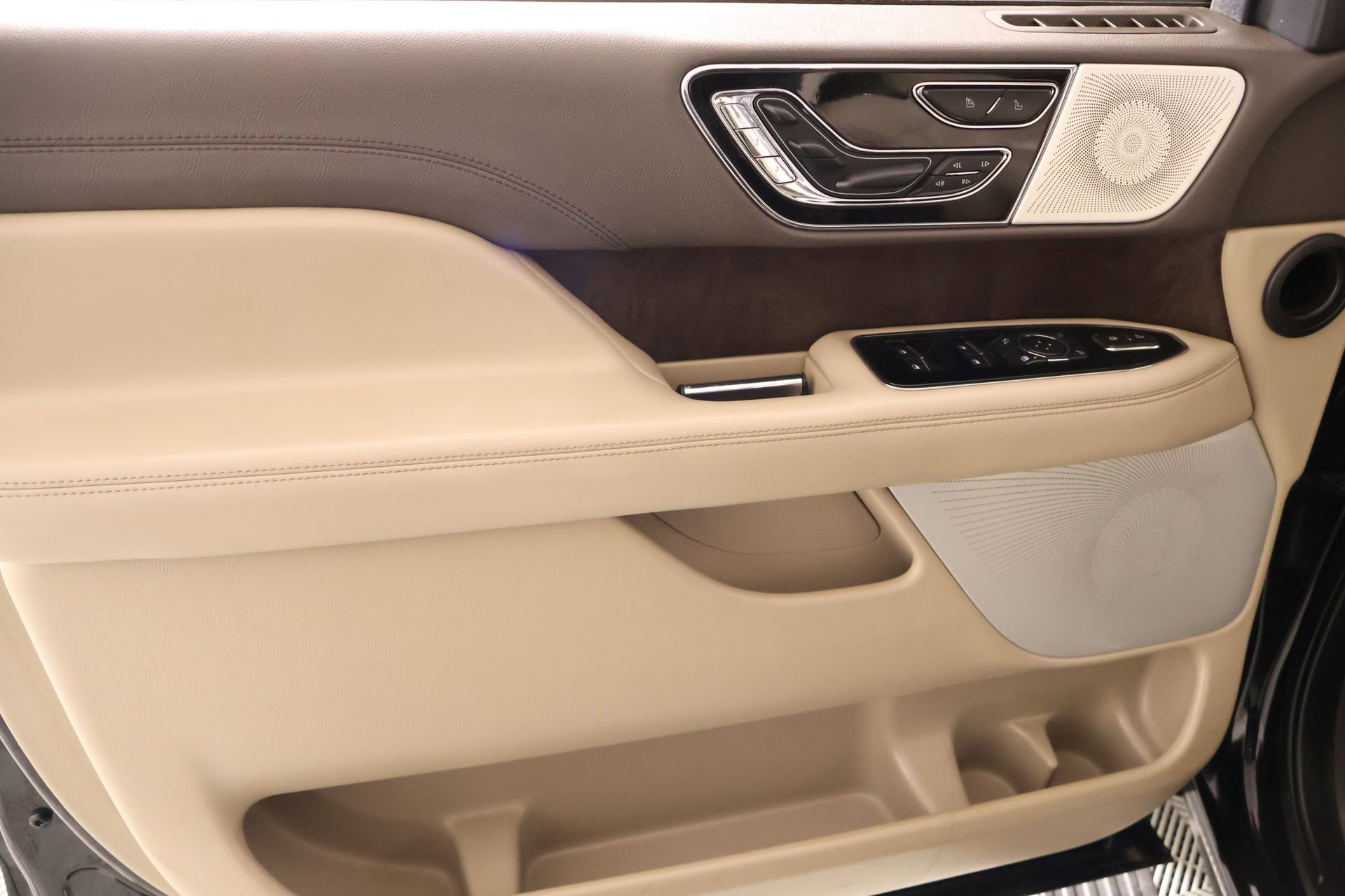 Used 2022 Lincoln Navigator Reserve image 18