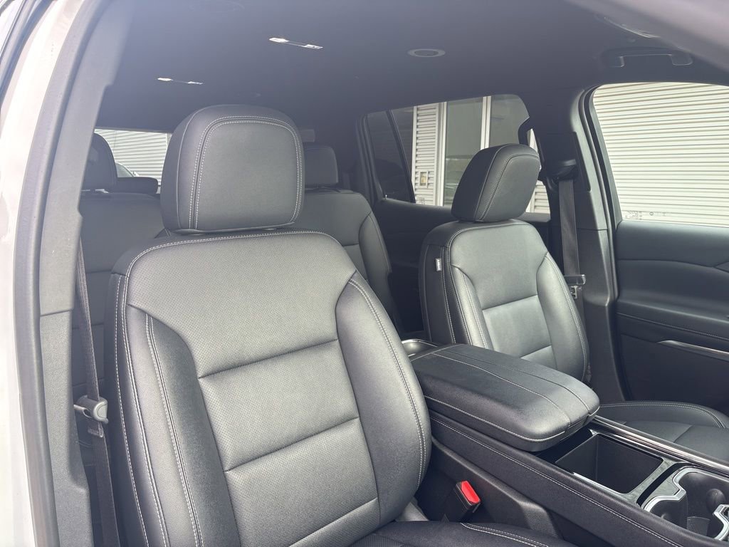 Used 2025 Chevrolet Traverse LT image 16