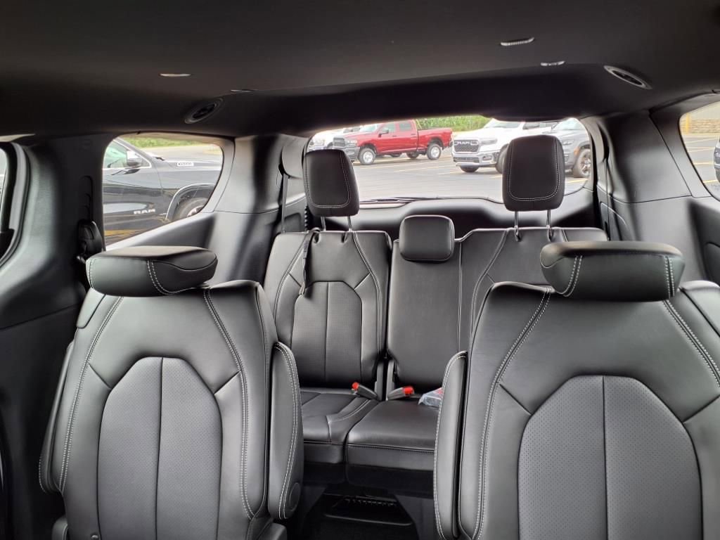 New 2026 Chrysler Pacifica Select image 17