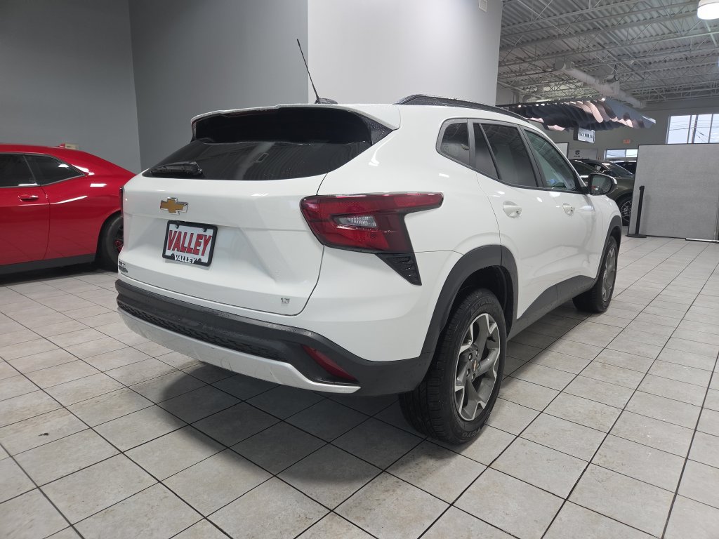 Used 2025 Chevrolet Trax LT w/ LT Convenience Package FWD image 11