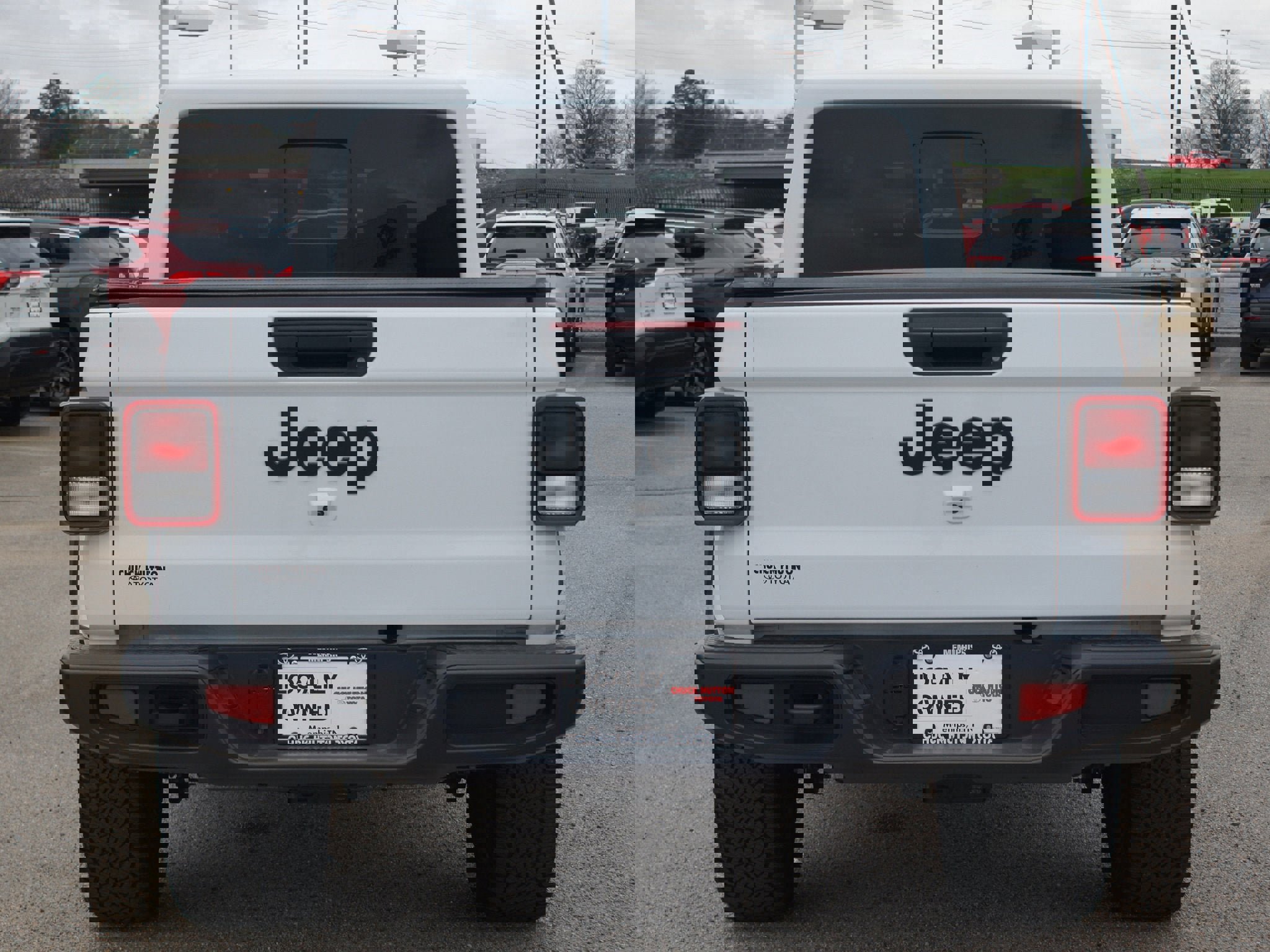 Used 2025 Jeep Gladiator Sport image 3