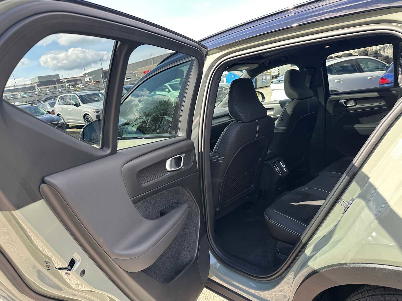 Certified 2023 Volvo XC40 Recharge Ultimate w/ Protection Package Premier AWD/4WD image 17