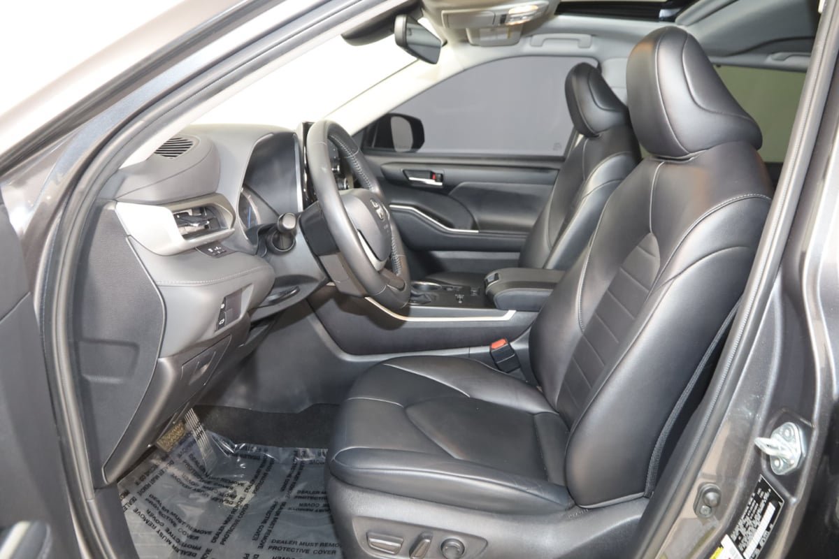 Used 2022 Toyota Highlander XLE FWD image 11
