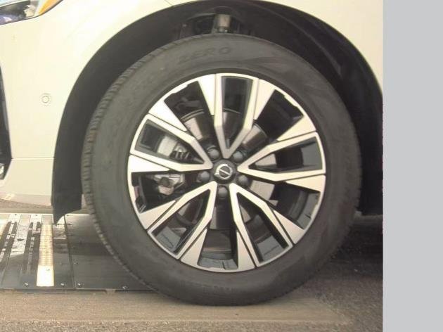 Used 2025 Volvo XC60 B5 Plus image 5