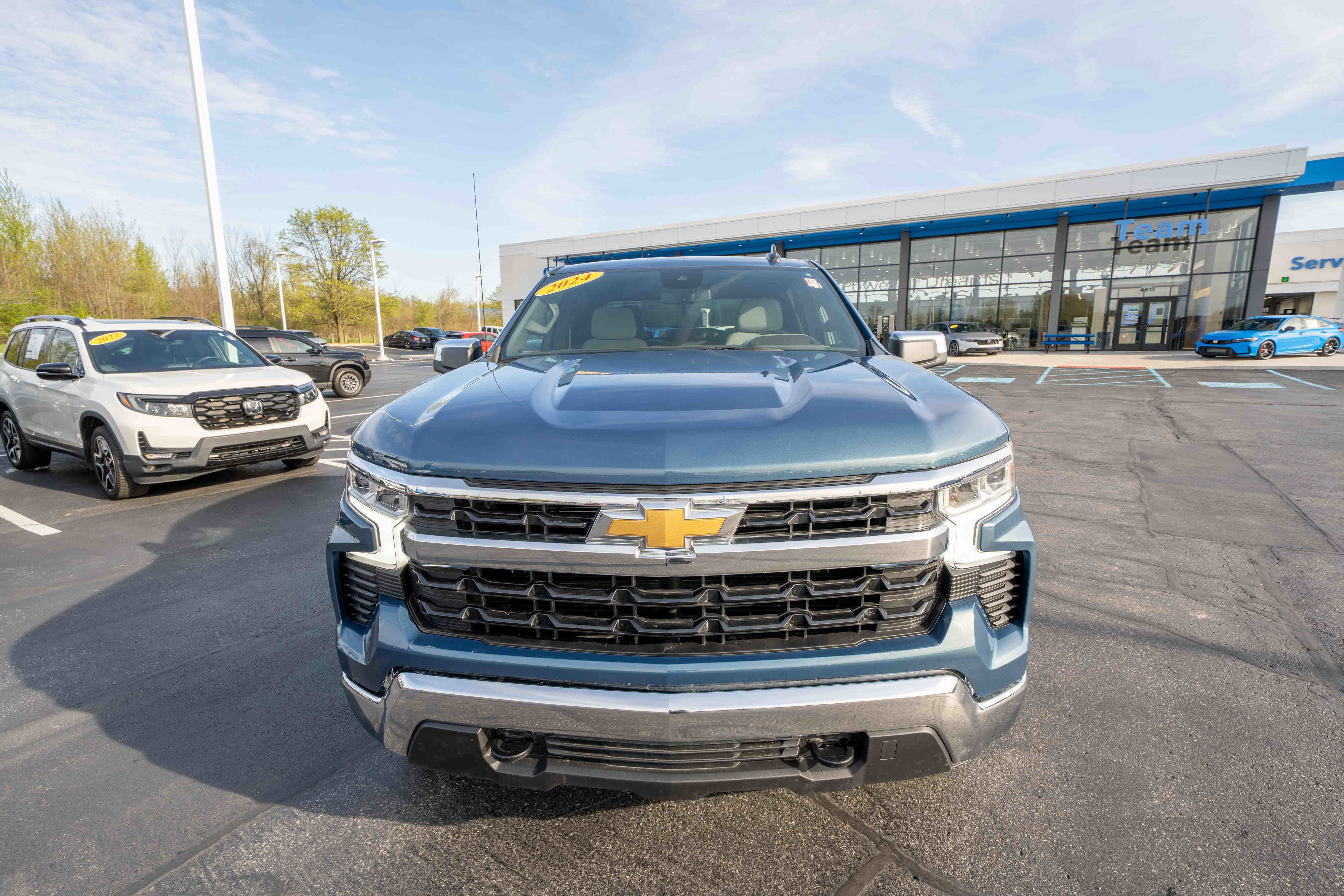 Used 2024 Chevrolet Silverado 1500 LT w/ Z71 Off-Road Package AWD/4WD image 2