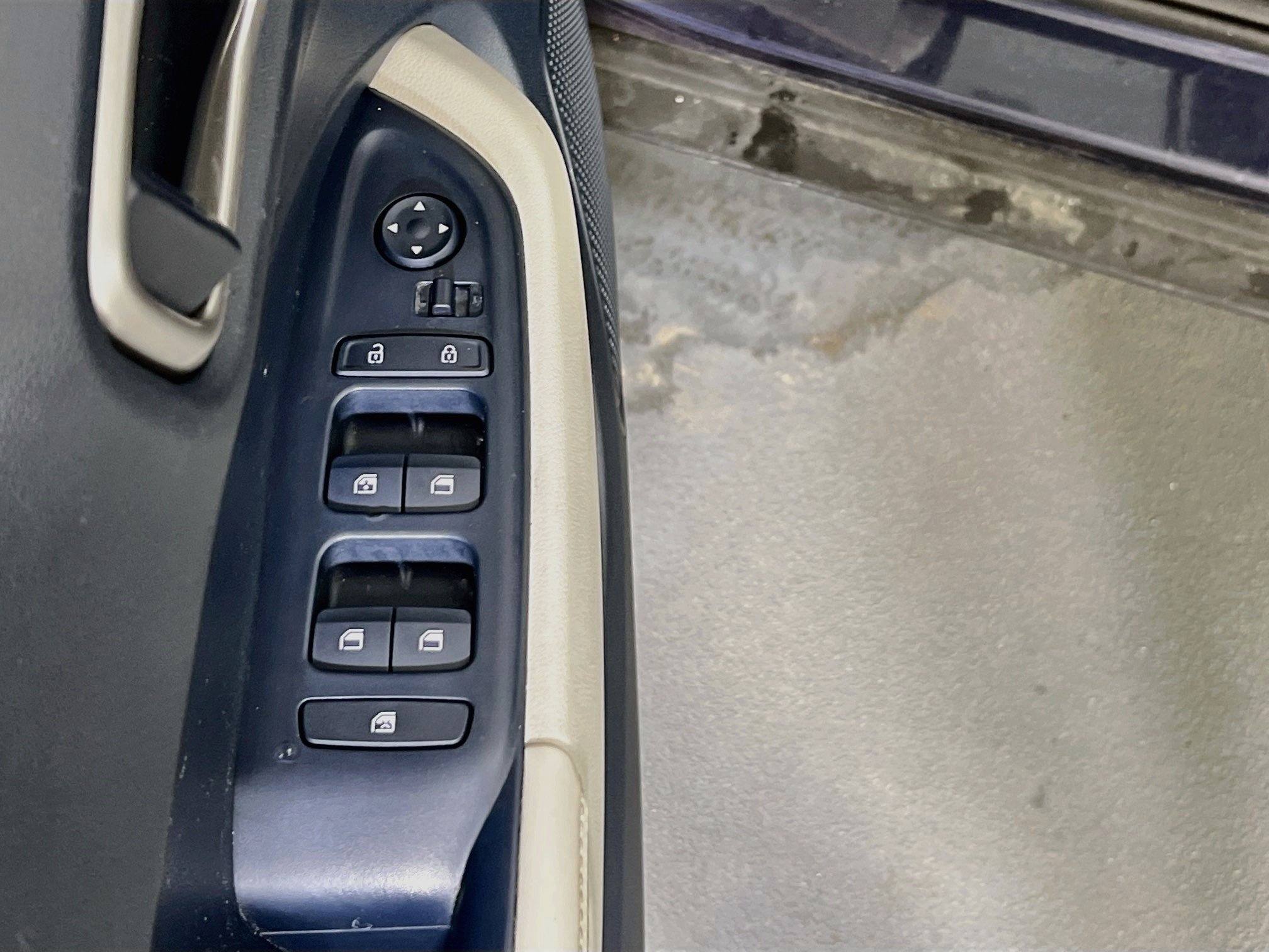 Used 2023 Hyundai Venue Limited FWD image 18