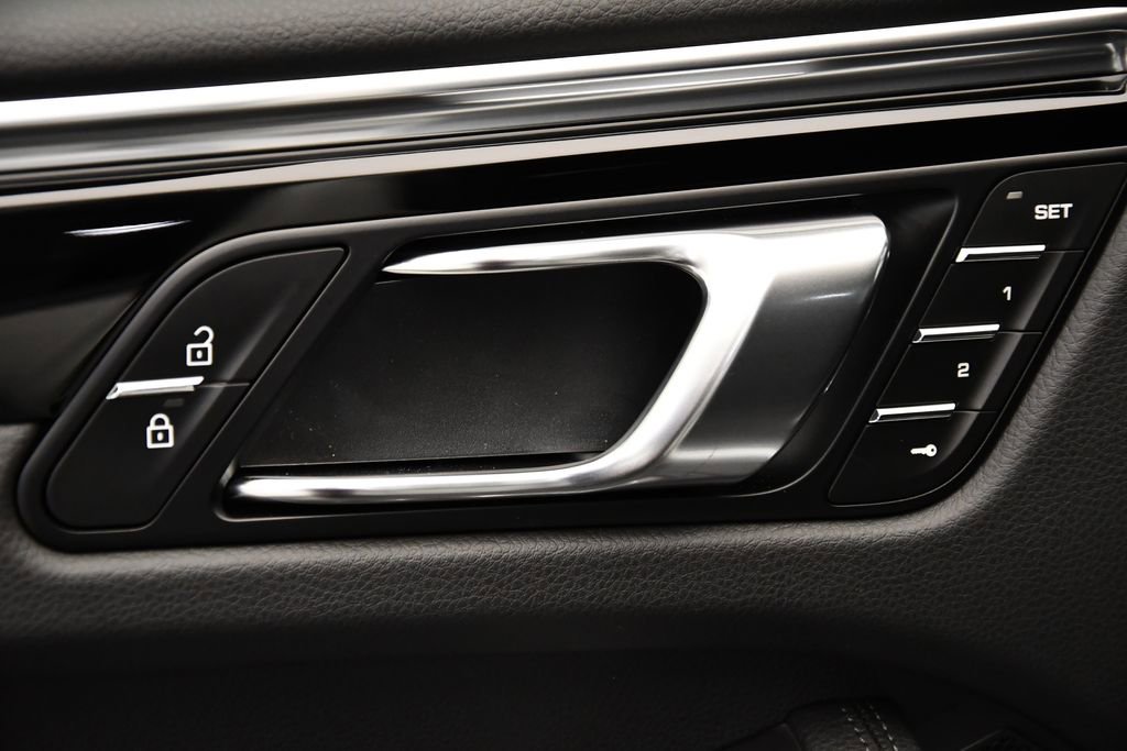 Used 2025 Porsche Macan image 32
