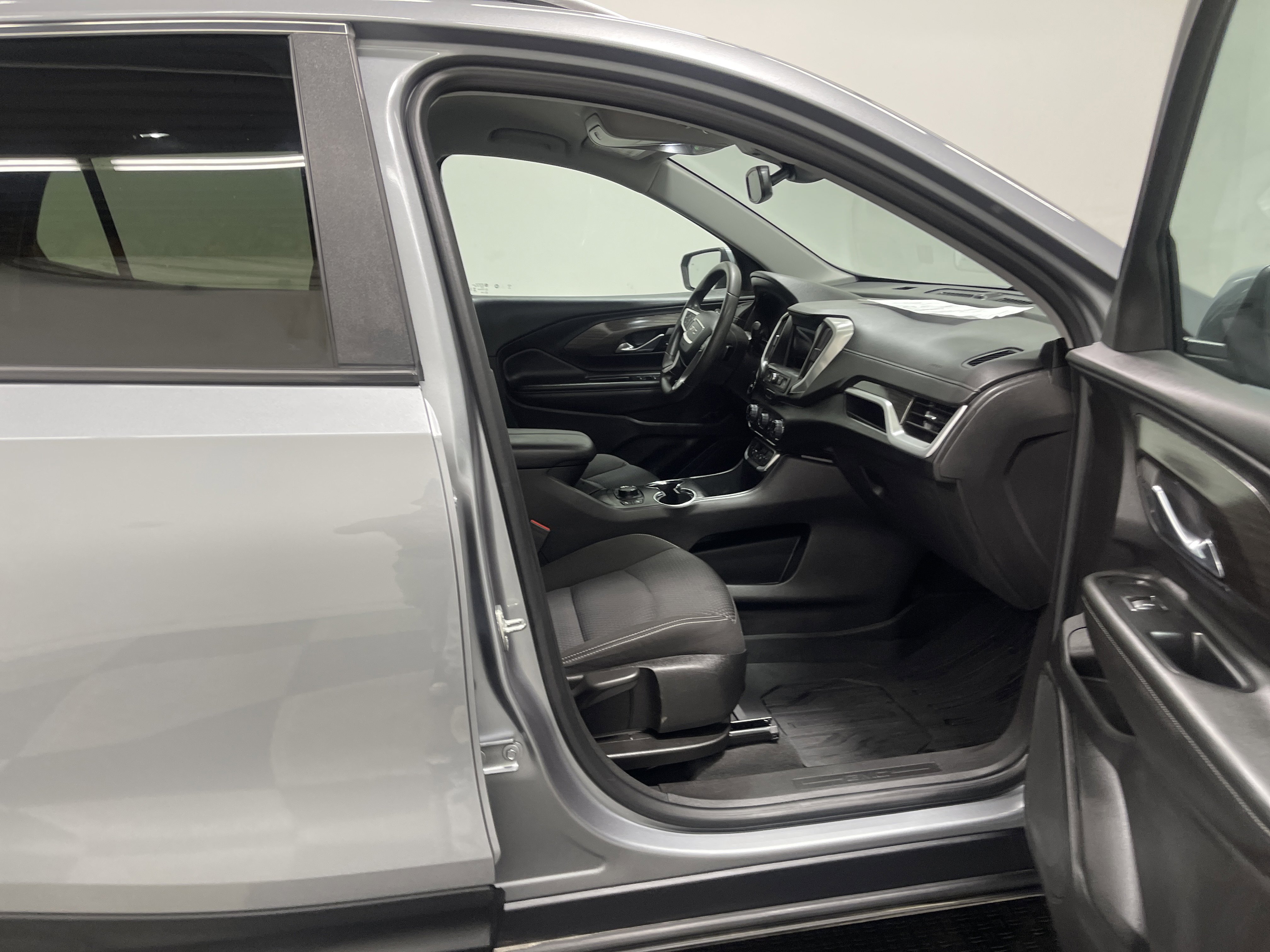 Used 2023 GMC Terrain SLE w/ Driver Convenience Package FWD image 26