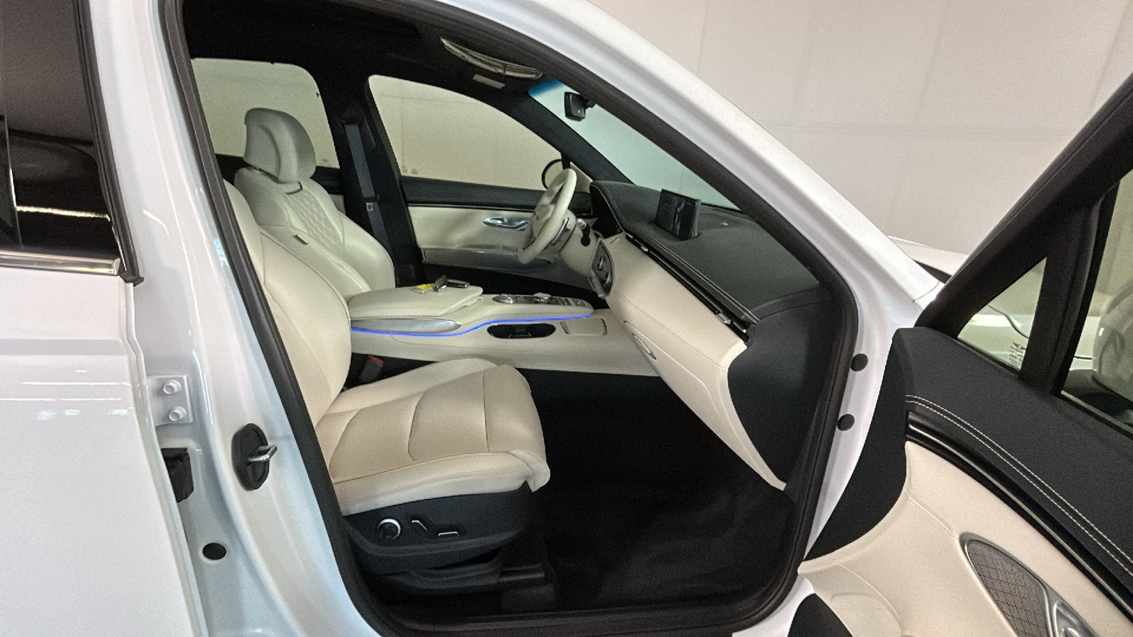 Used 2025 Genesis Electrified GV70 w/ Prestige Package AWD/4WD image 37