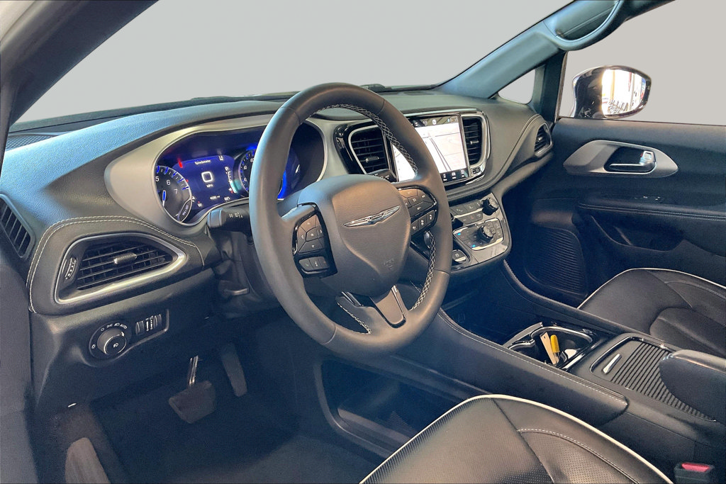 Used 2025 Chrysler Pacifica Limited FWD image 4