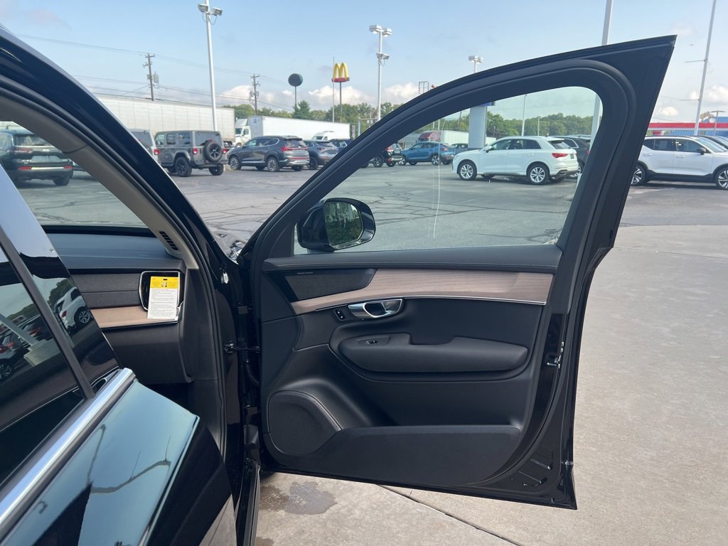 New 2026 Volvo XC90 B6 Plus w/ Protection Package Premier image 38