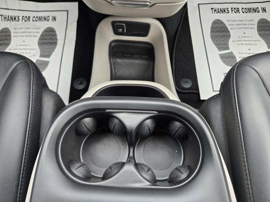 Used 2024 Chrysler Pacifica Select FWD image 25