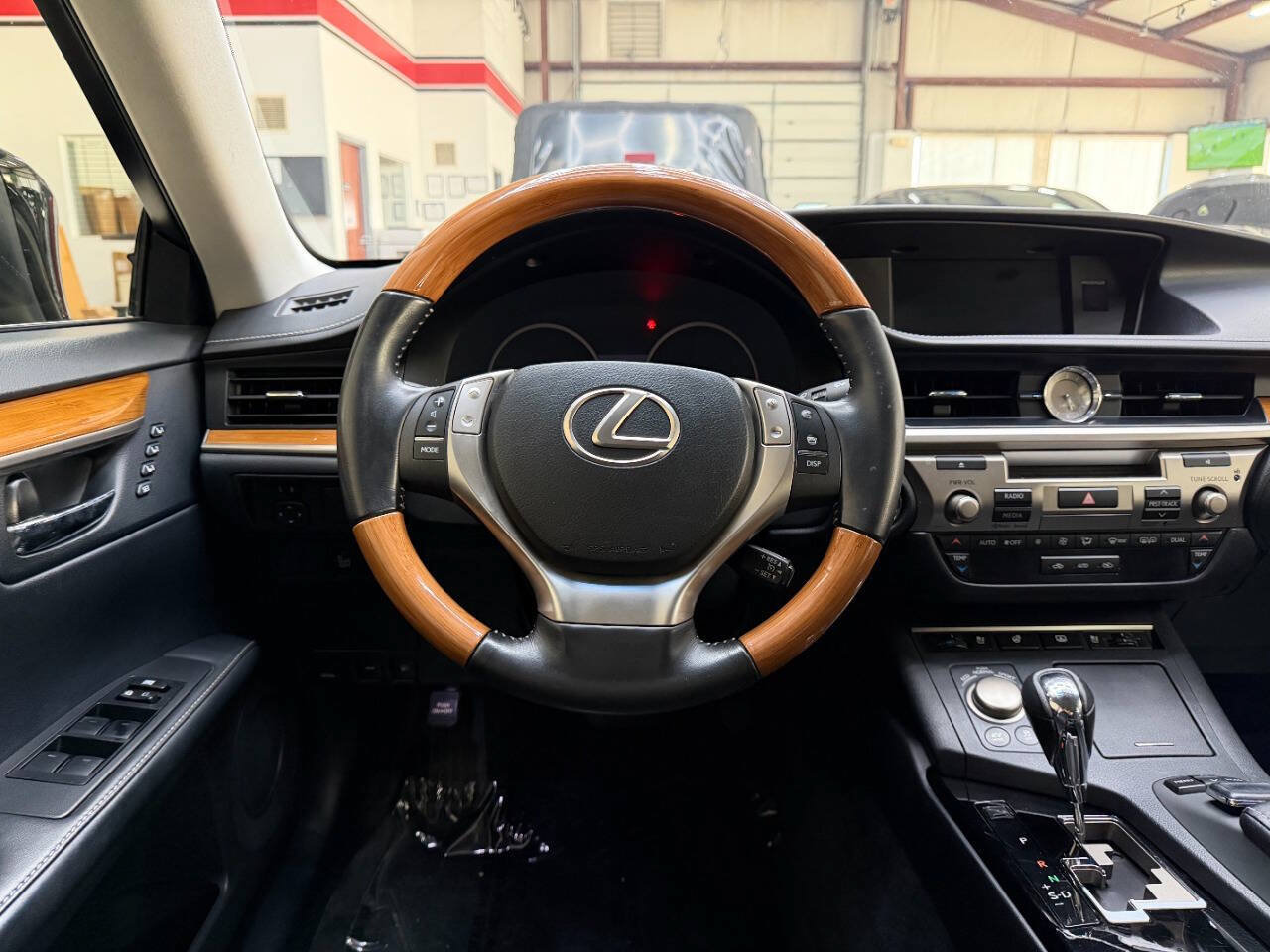 Used 2015 Lexus ES 300h w/ Navigation System Package FWD image 21