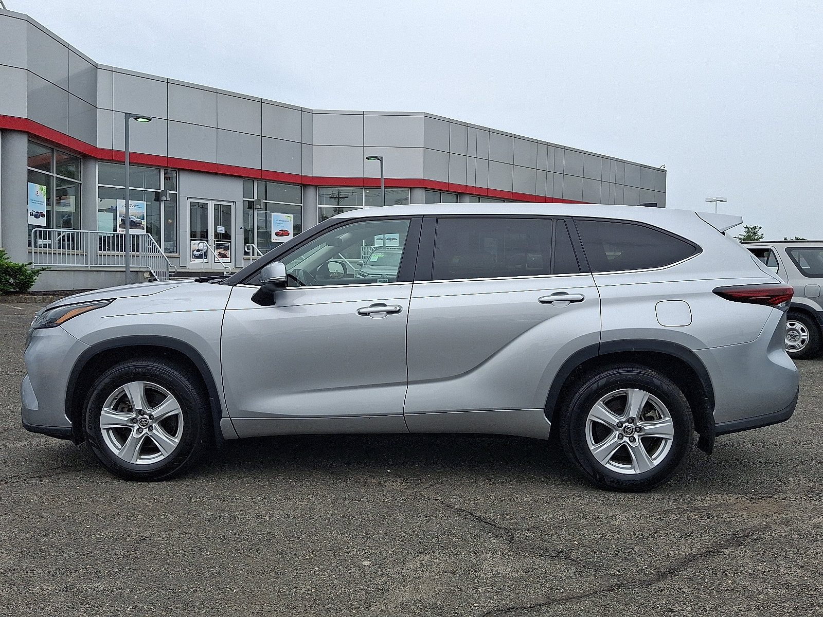 Used 2024 Toyota Highlander LE AWD/4WD image 4