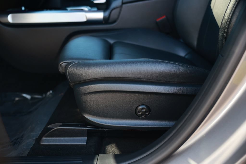Used 2023 Mercedes-Benz EQB 300 4MATIC w/ Exclusive Package image 18