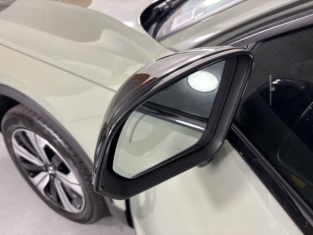Used 2023 Volvo C40 P8 Recharge Plus image 21