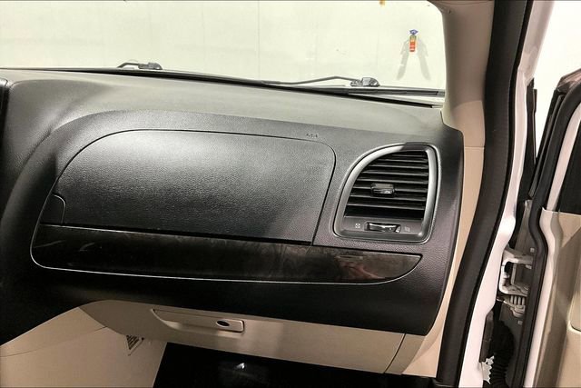 Used 2017 Dodge Grand Caravan SE w/ UConnect Hands-Free Group image 28