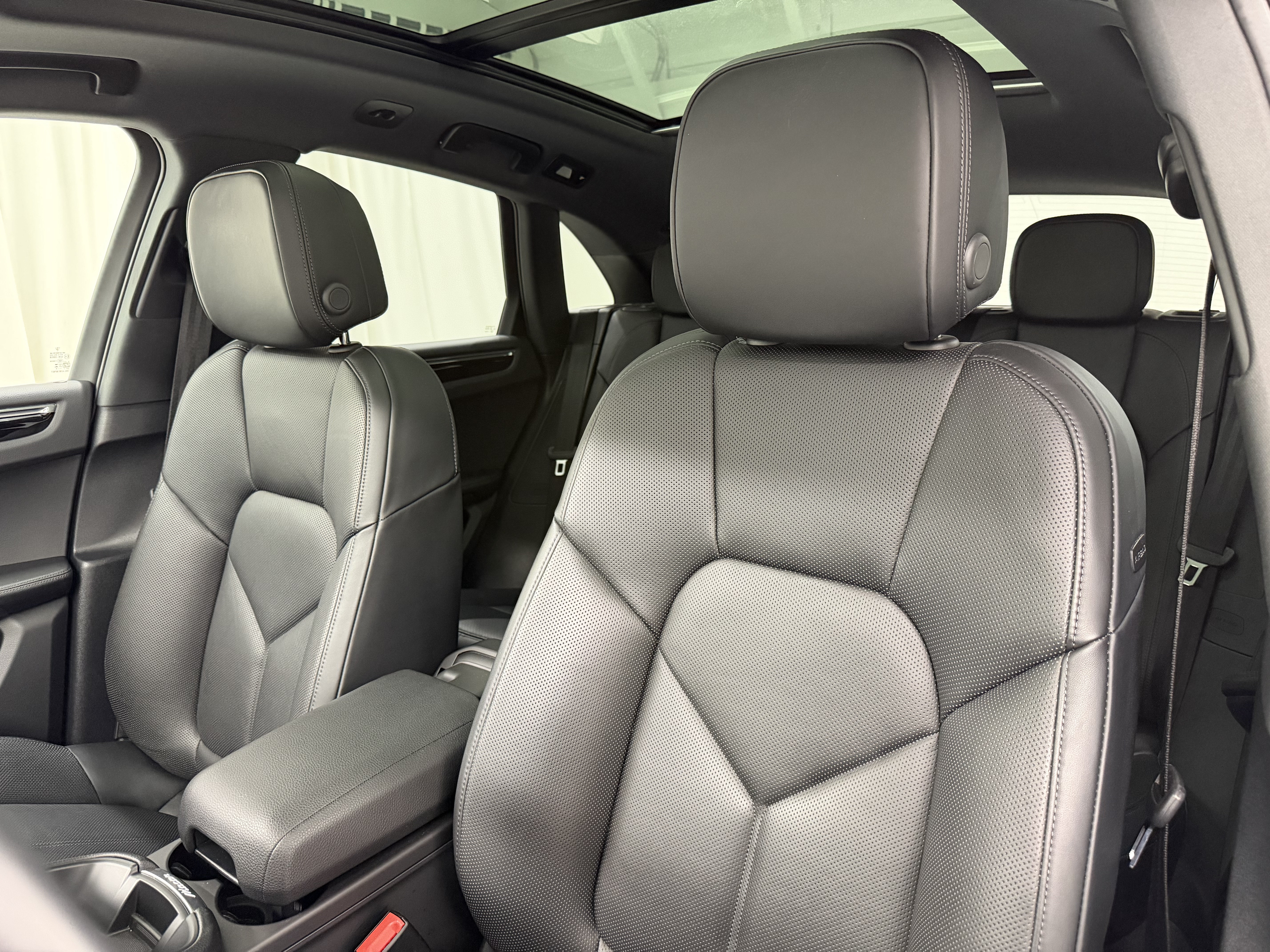 Certified 2025 Porsche Macan AWD/4WD image 5