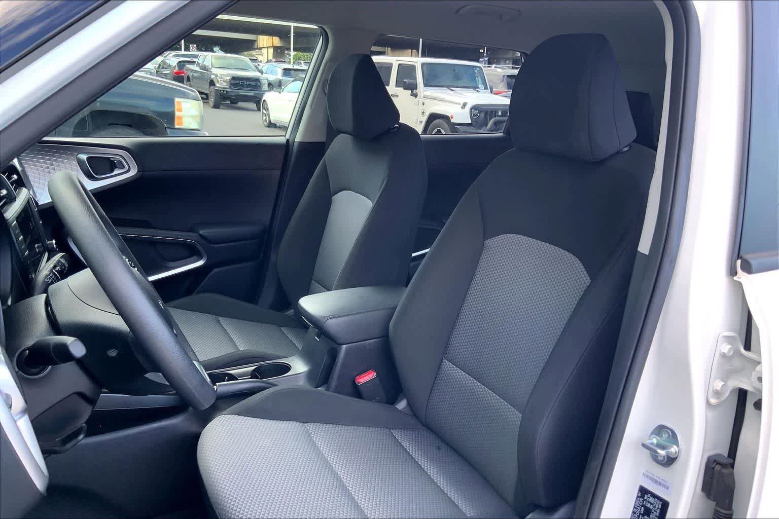 Used 2025 Kia Soul LX w/ LX Technology Package FWD image 11
