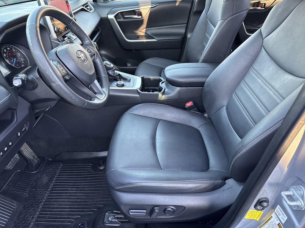 Used 2022 Toyota RAV4 XLE Premium image 9