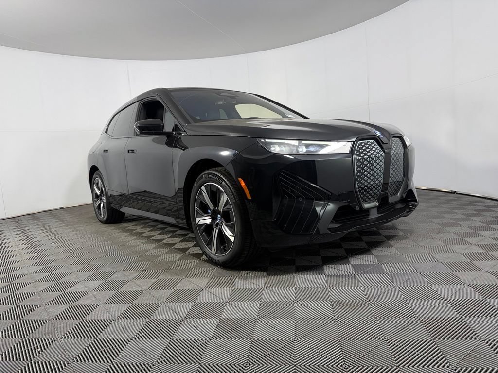 Used 2023 BMW iX xDrive50 w/ Sport Package AWD/4WD image 4