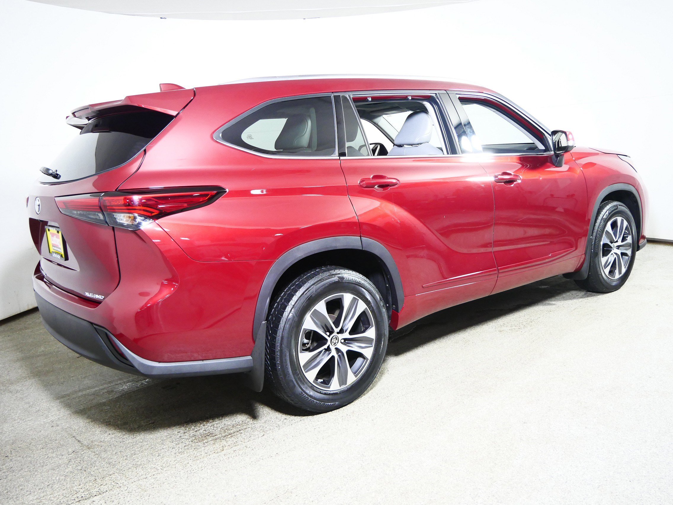 Used 2021 Toyota Highlander XLE AWD/4WD image 7