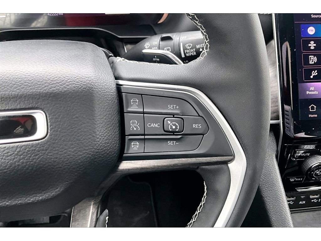 Used 2025 Jeep Grand Cherokee L Limited w/ Luxury Tech Group II image 25