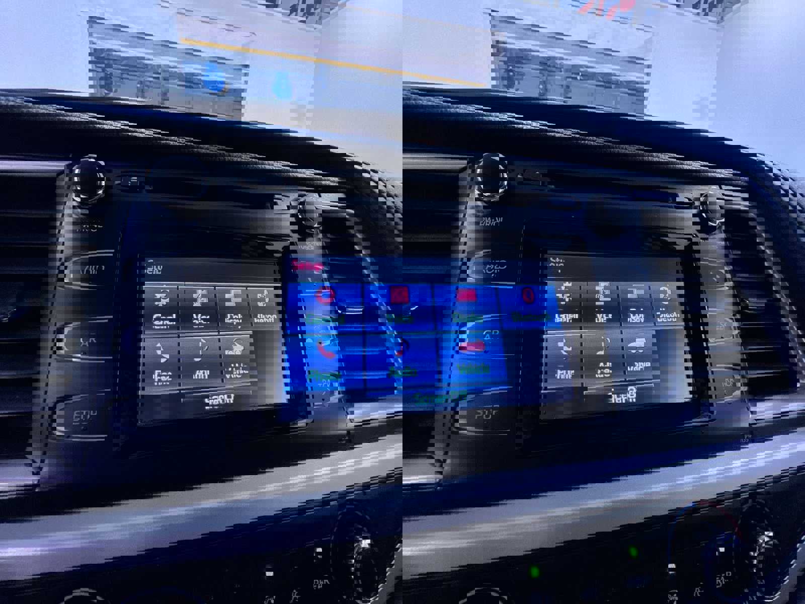 Used 2018 Toyota Highlander LE image 25