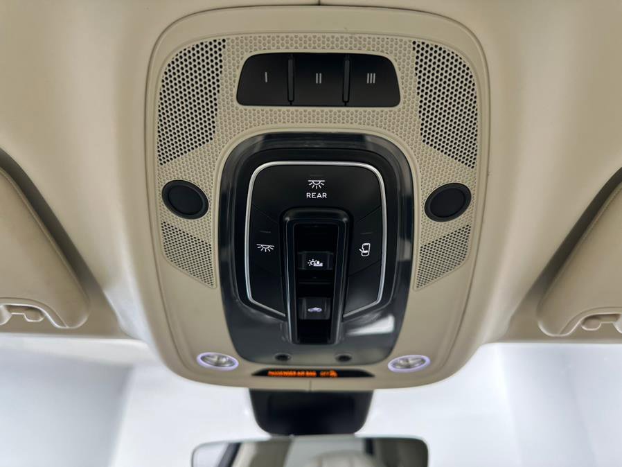 Used 2018 Bentley Bentayga image 47